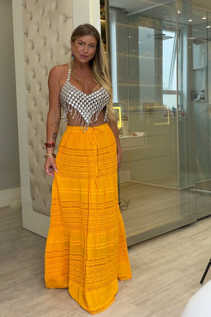 Saia longa com detalhes em Renda