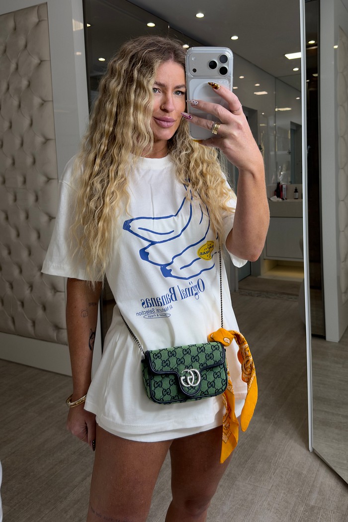 Camiseta alongada branca estampa bananas