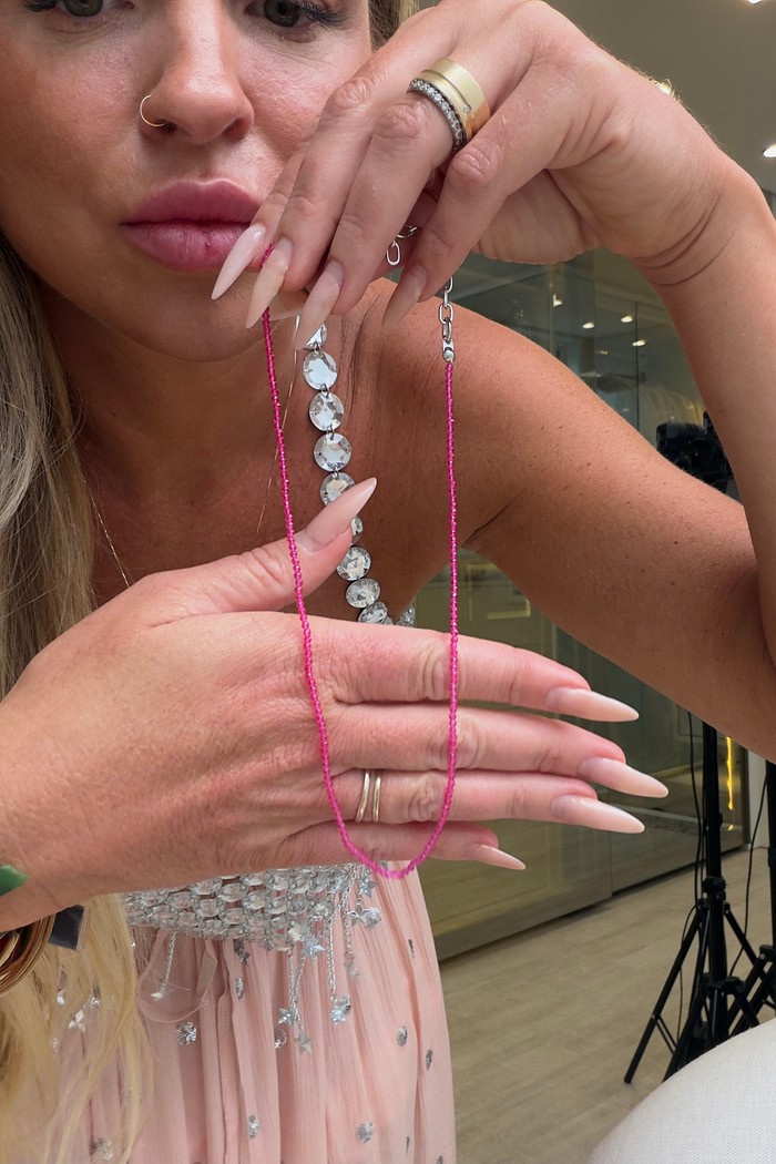 Colar choker miçangas rosa