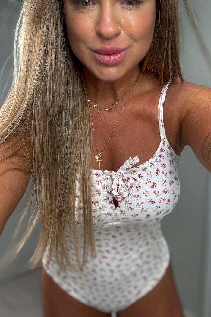 Body alcinhas branco com flores rosas