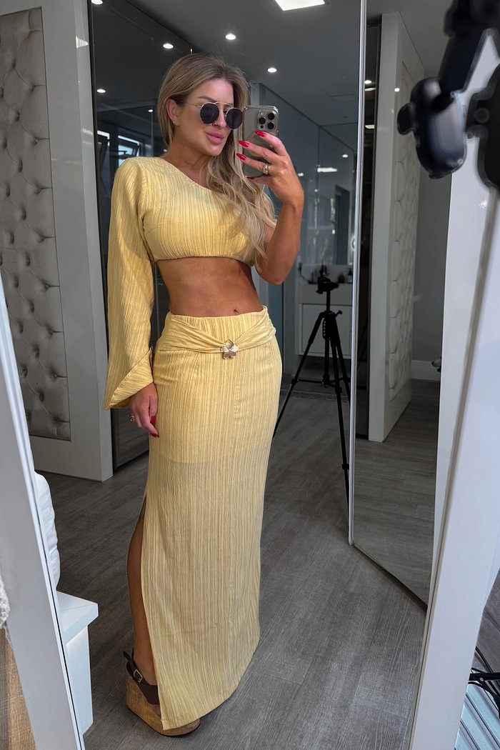 Conjunto saia midi com fenda e cropped de um ombro só Agnes