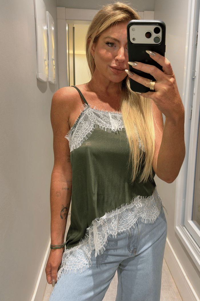 Blusa assimétrica com renda