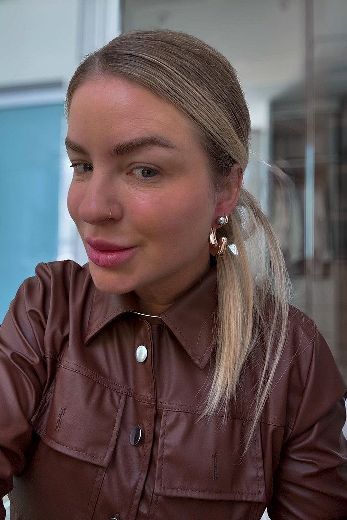 Brinco meia argola irregular bicolor