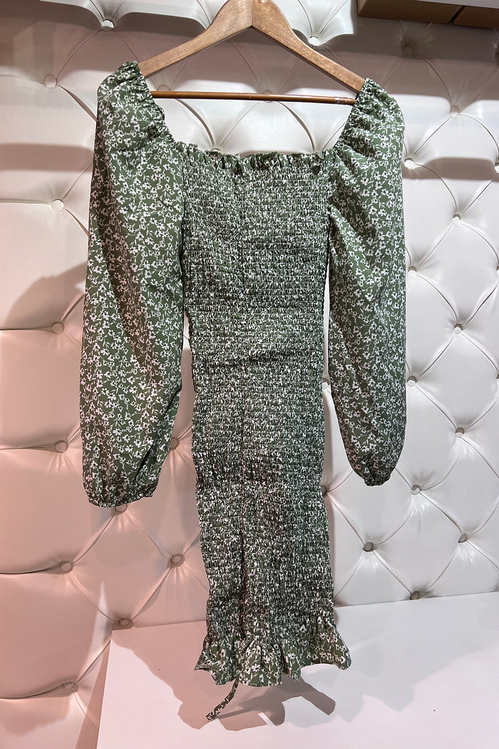 Vestido cereja manga longa verde com flores brancas