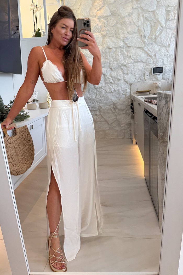 Calça com abertura lateral e amarração