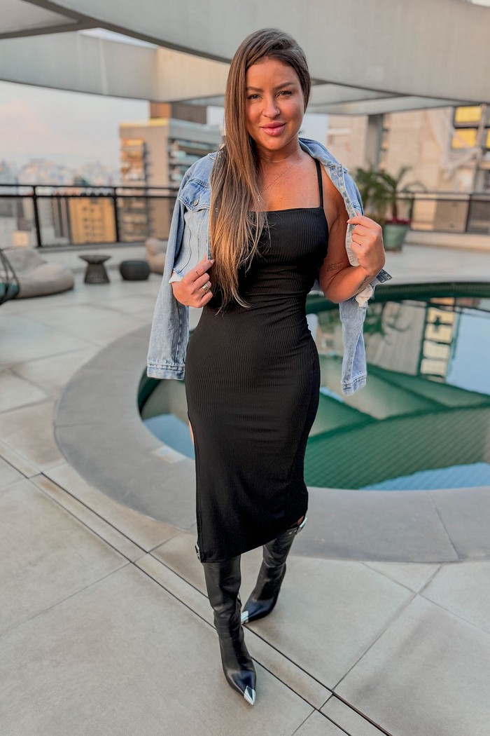 Vestido midi com fenda lateral e amarração nas costas