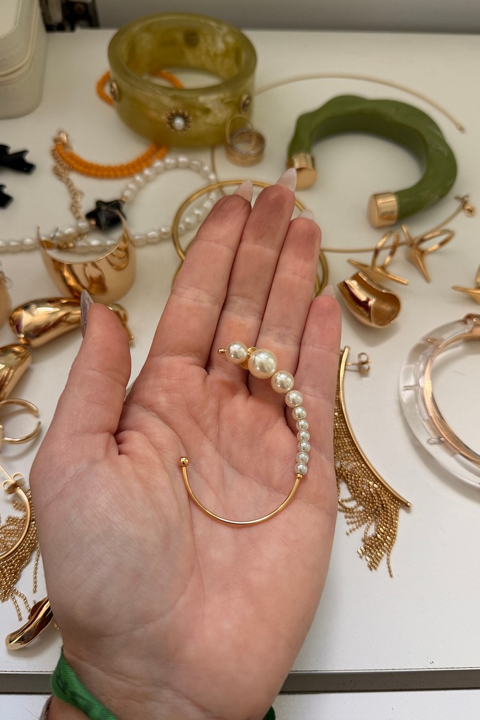 Brinco argola aberta com pérolas