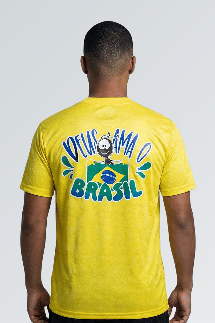 CAMISETA DEUS AMA O BRASIL ADULTO