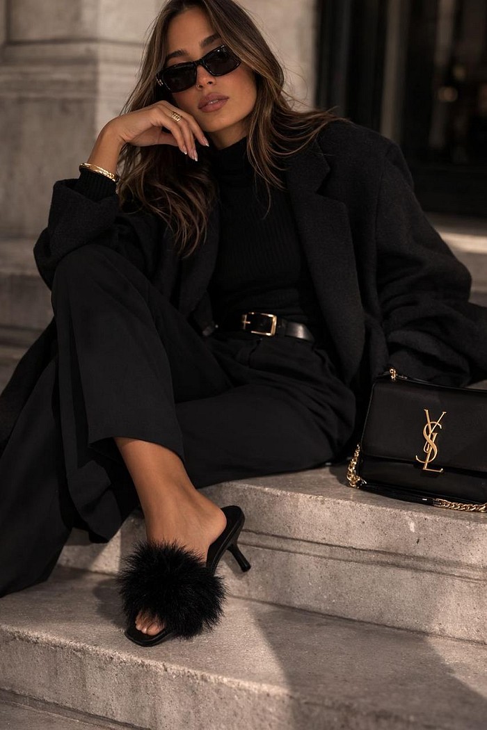 Tamanco de salto preto com pelo