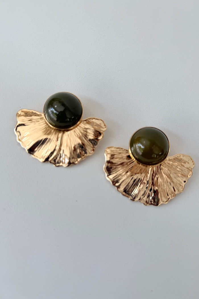 Brinco pétalas com pedra verde