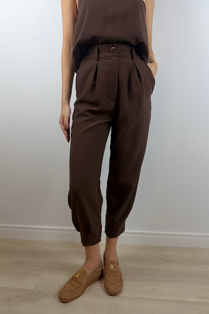 Calça cenoura de alfaiataria marrom