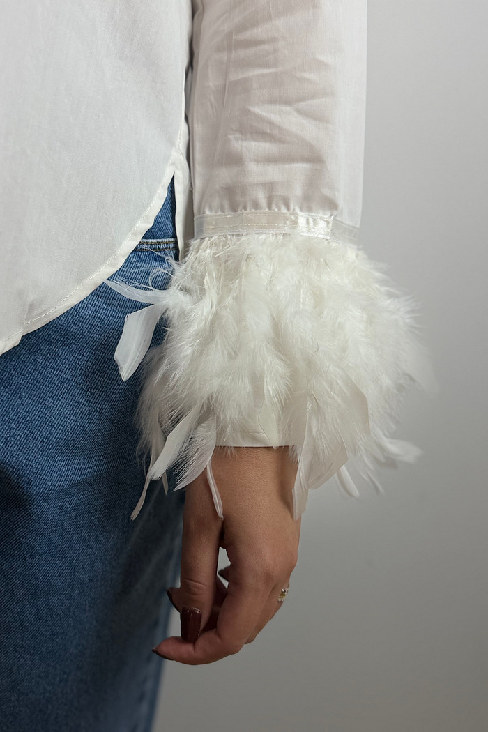 Camisa com plumas nos punhos