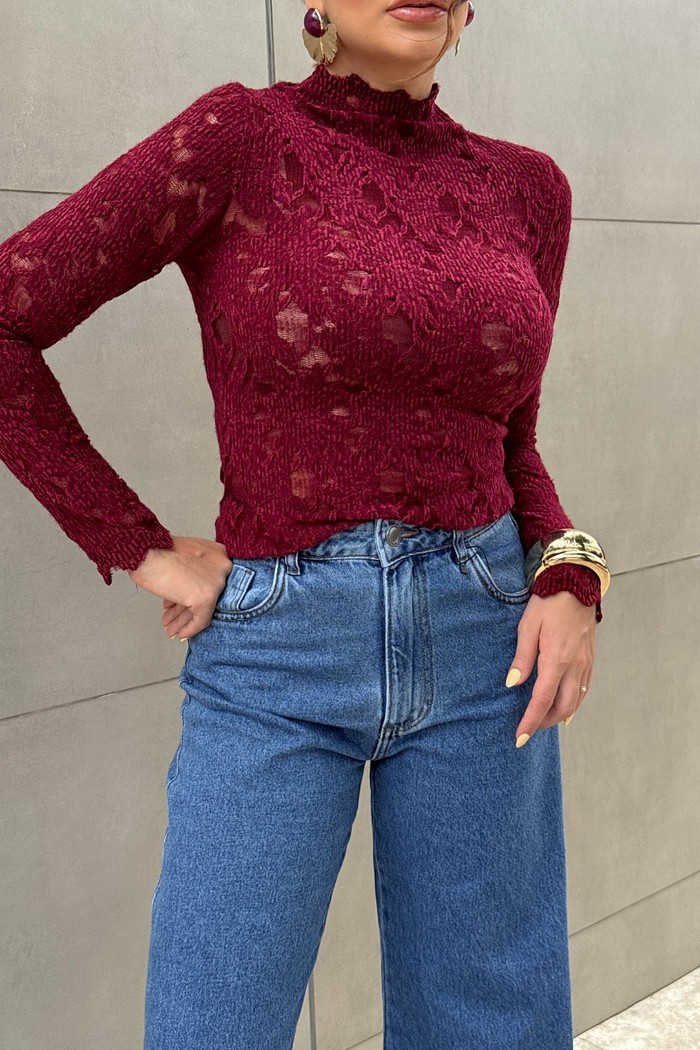 Blusa em tule com veludo vinho