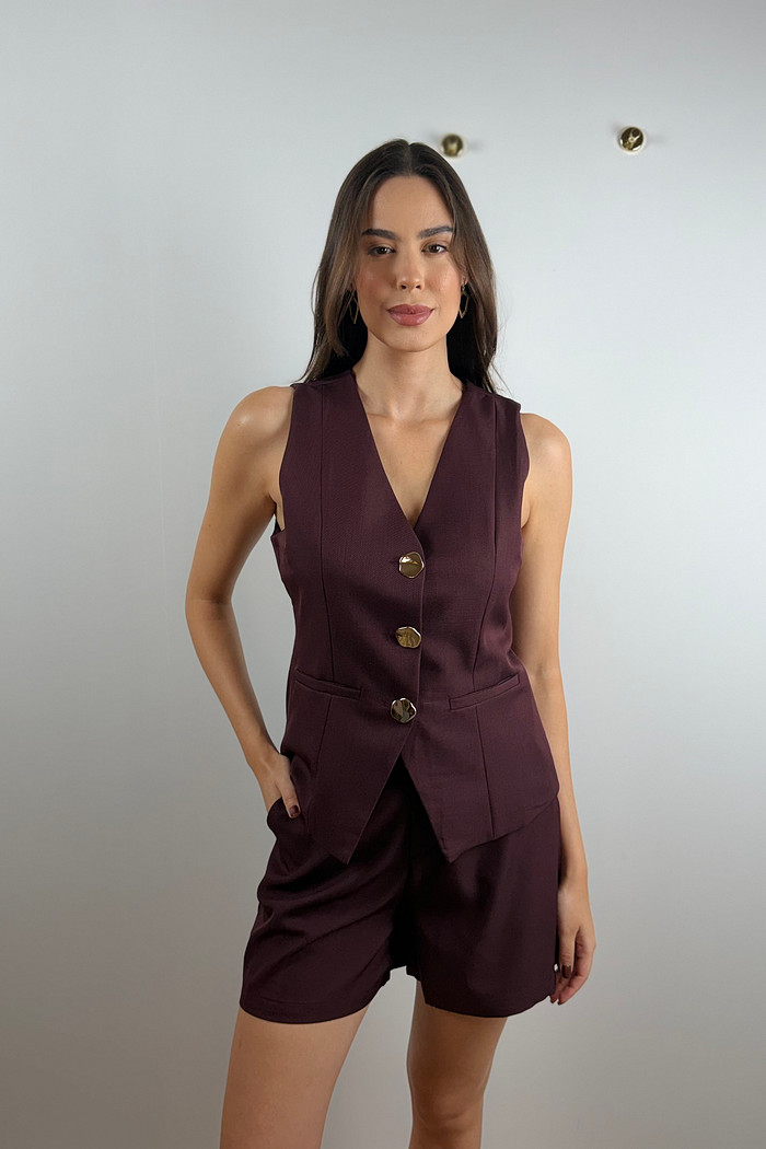 Conjunto colete e shorts alfaiataria uva