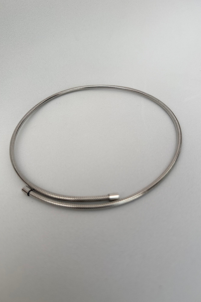 Colar choker tubular dourado