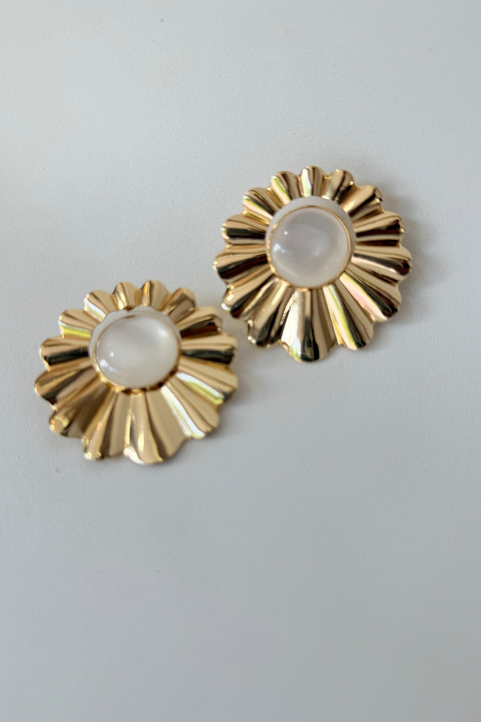 Brinco flor dourada e pedra perolada