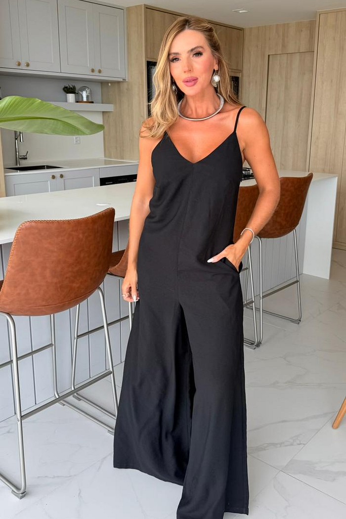 Macacão amplo decote V preto