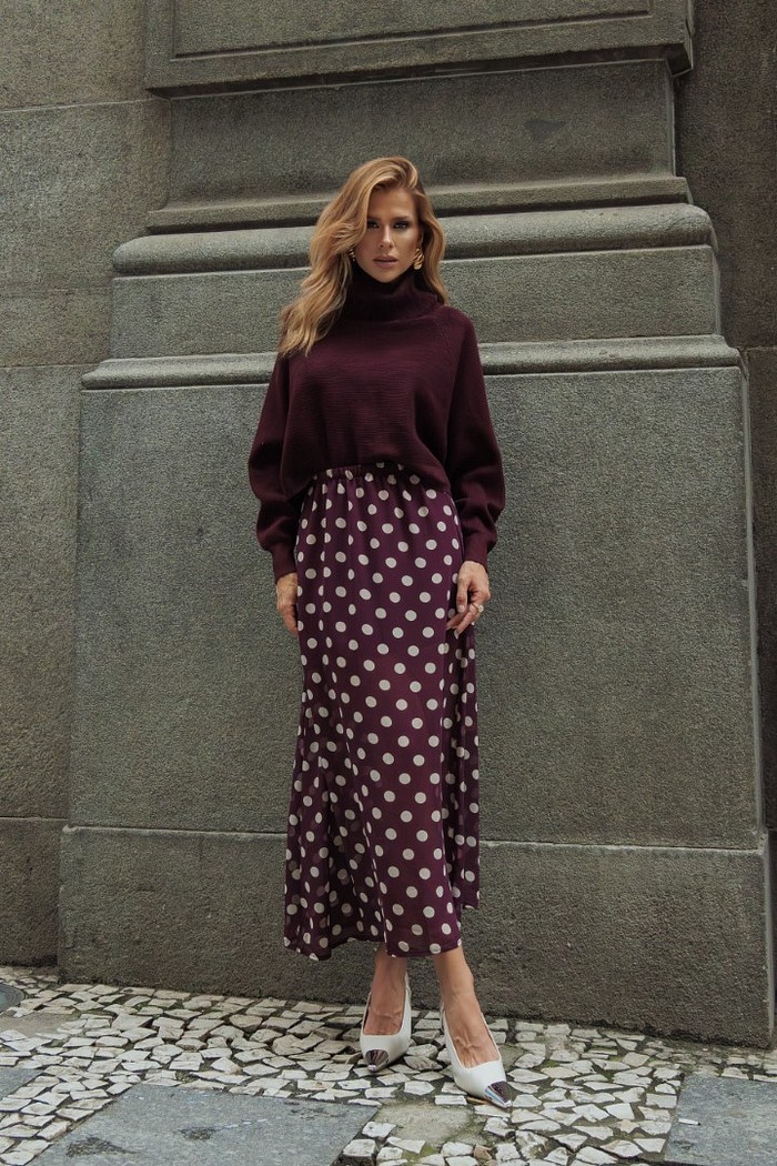 Saia midi estampa poá uva