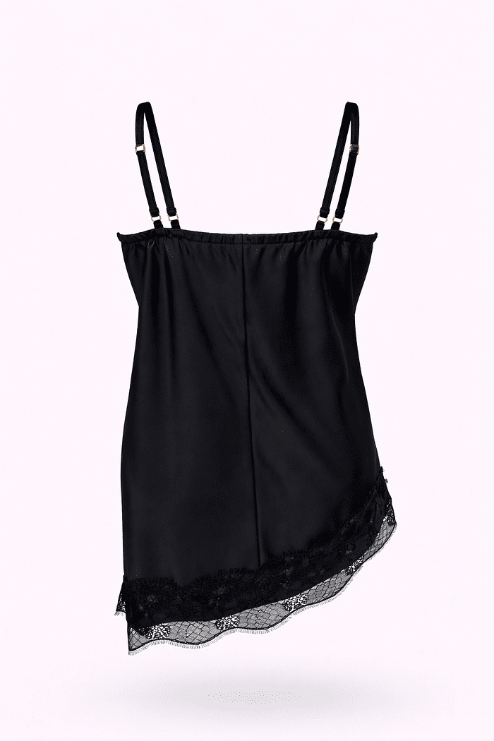 Blusa de cetim preta e decote em renda