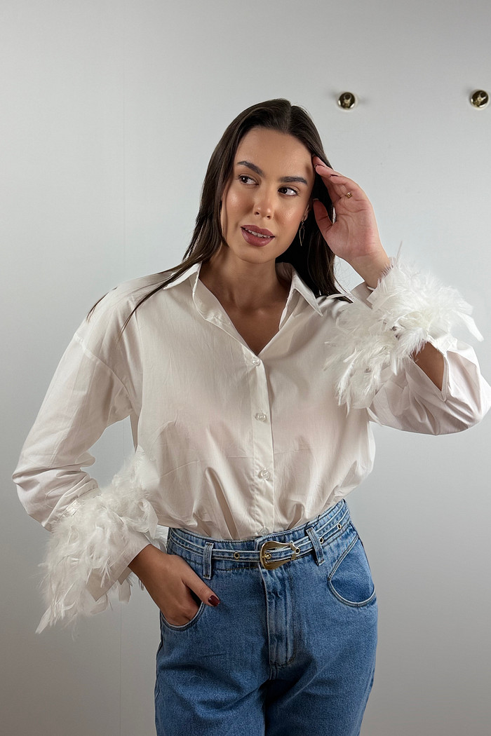 Camisa com plumas nos punhos