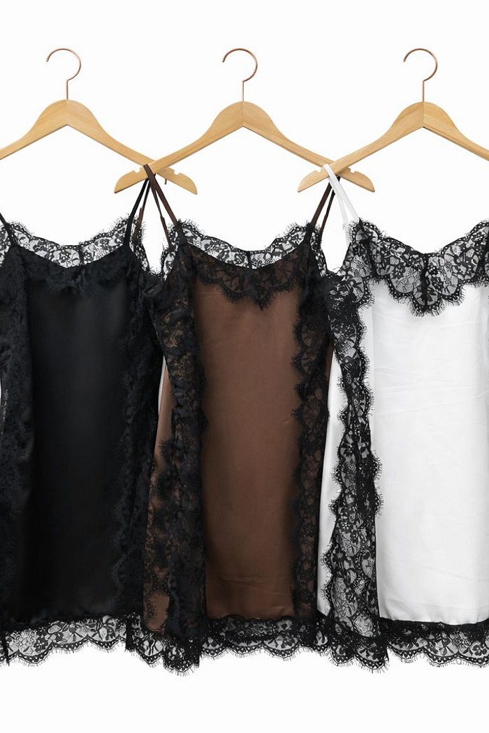 Regata cetim com detalhe em renda preto