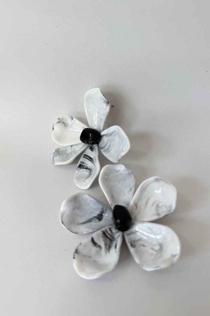 Brinco de acetato branco e preto