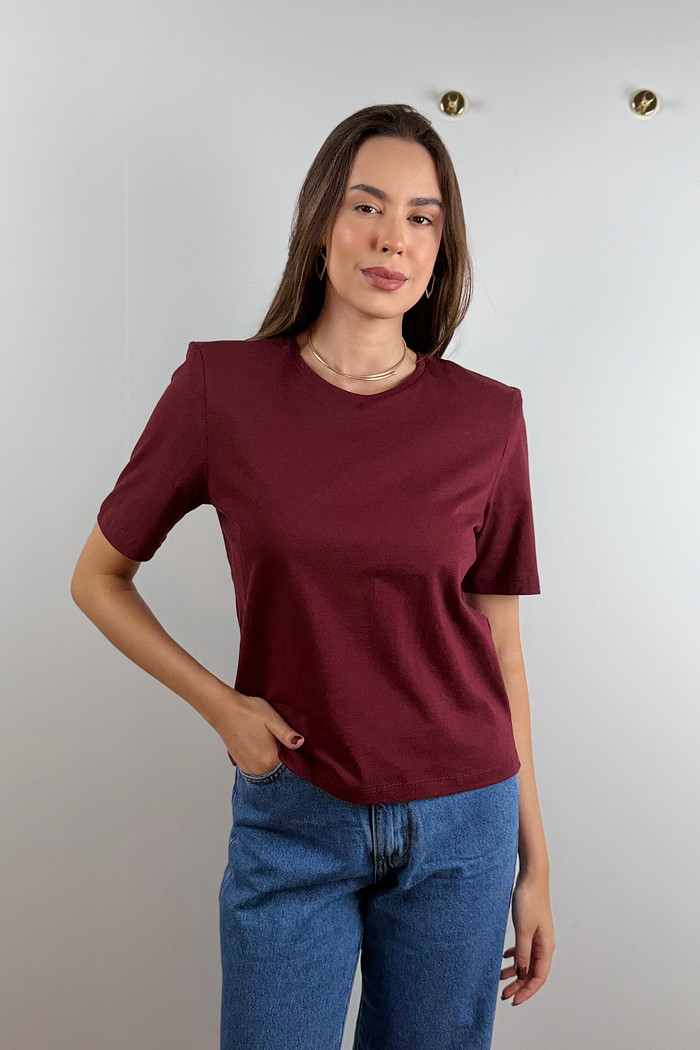 Camiseta bordô em algodão com ombreiras