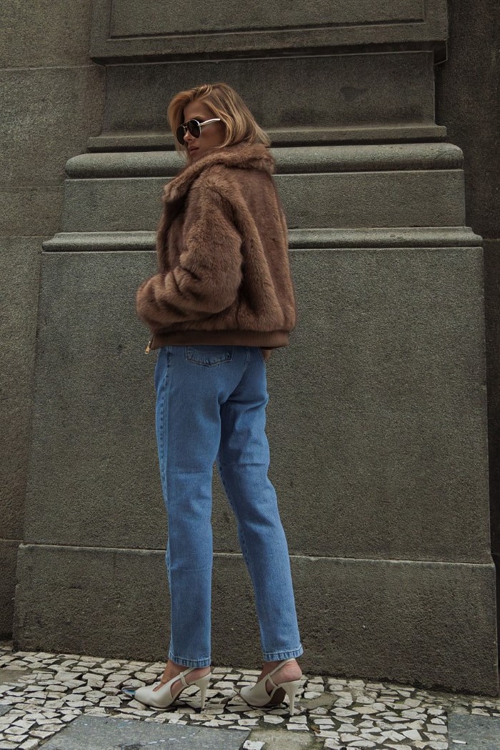 Calça jeans reta com cinto