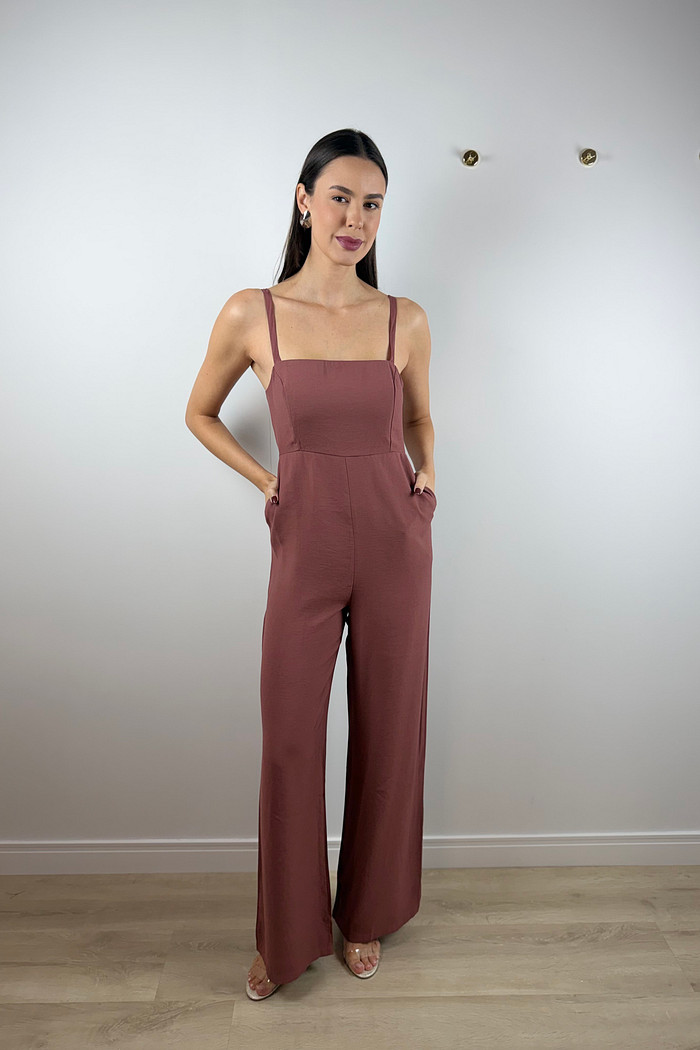 Macacão com bolsos marrom