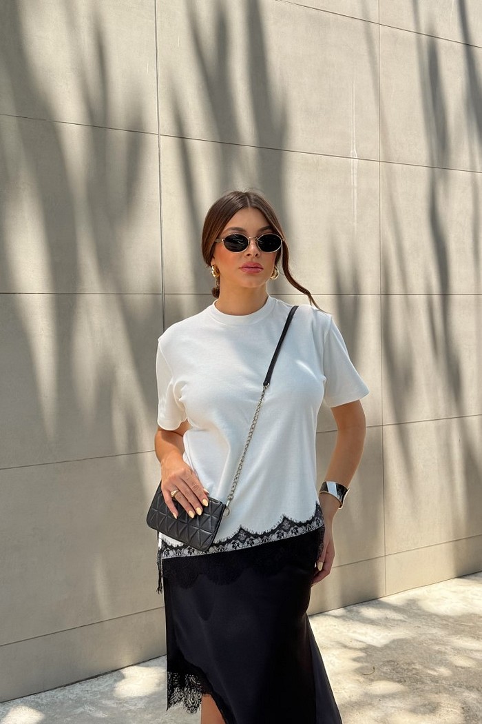 T-shirt assimétrica em malha e renda na barra off white