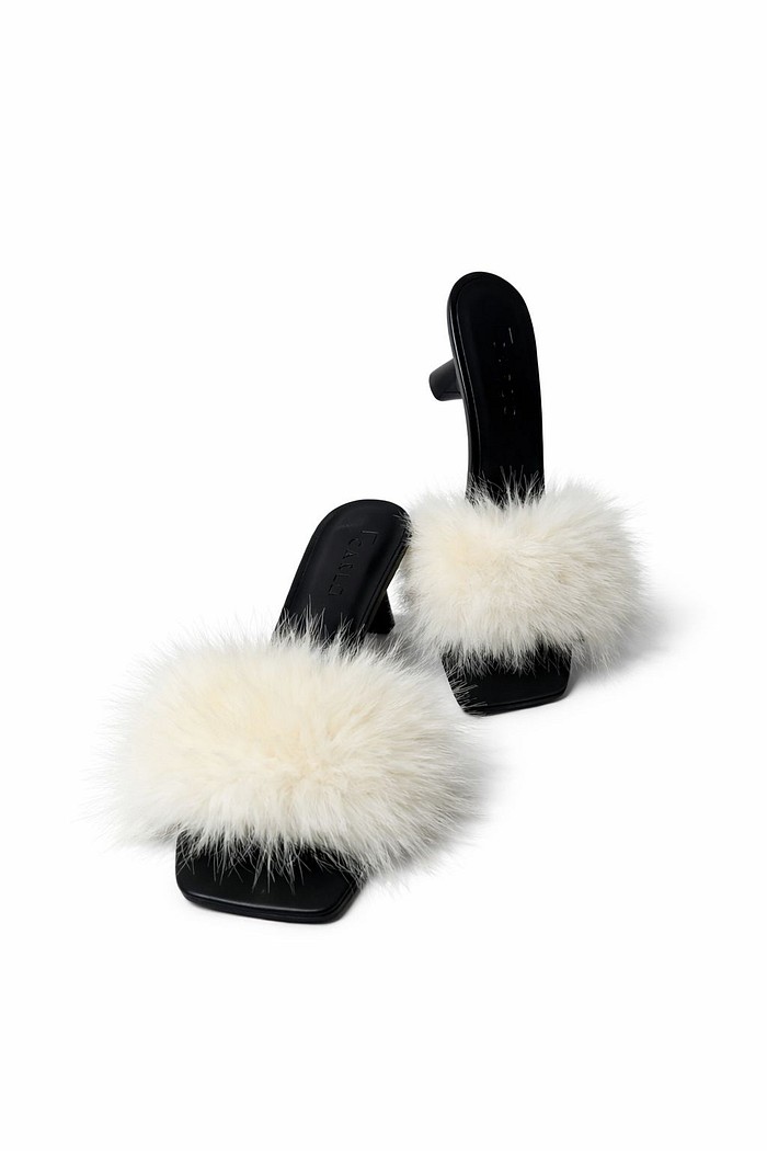 Tamanco de salto preto com pelo branco