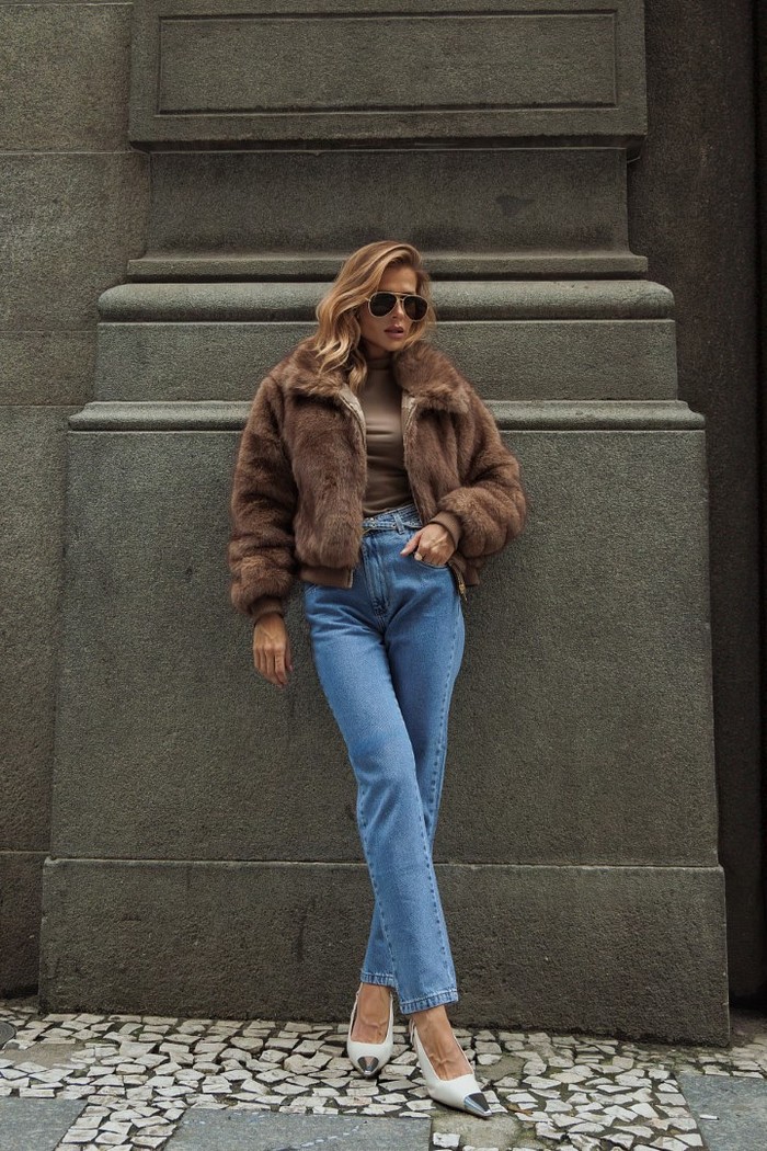 Casaco de pelo com bolsos bege