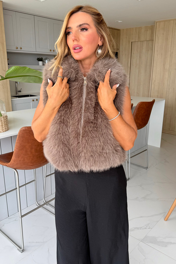 Colete de pelo com bolsos cáqui