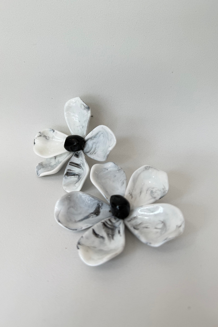 Brinco de acetato branco e preto