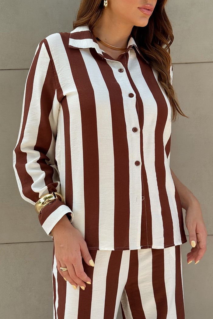 Conjunto camisa e calça listrada marrom