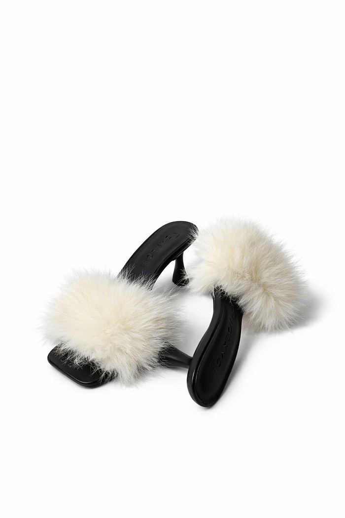 Tamanco de salto preto com pelo branco