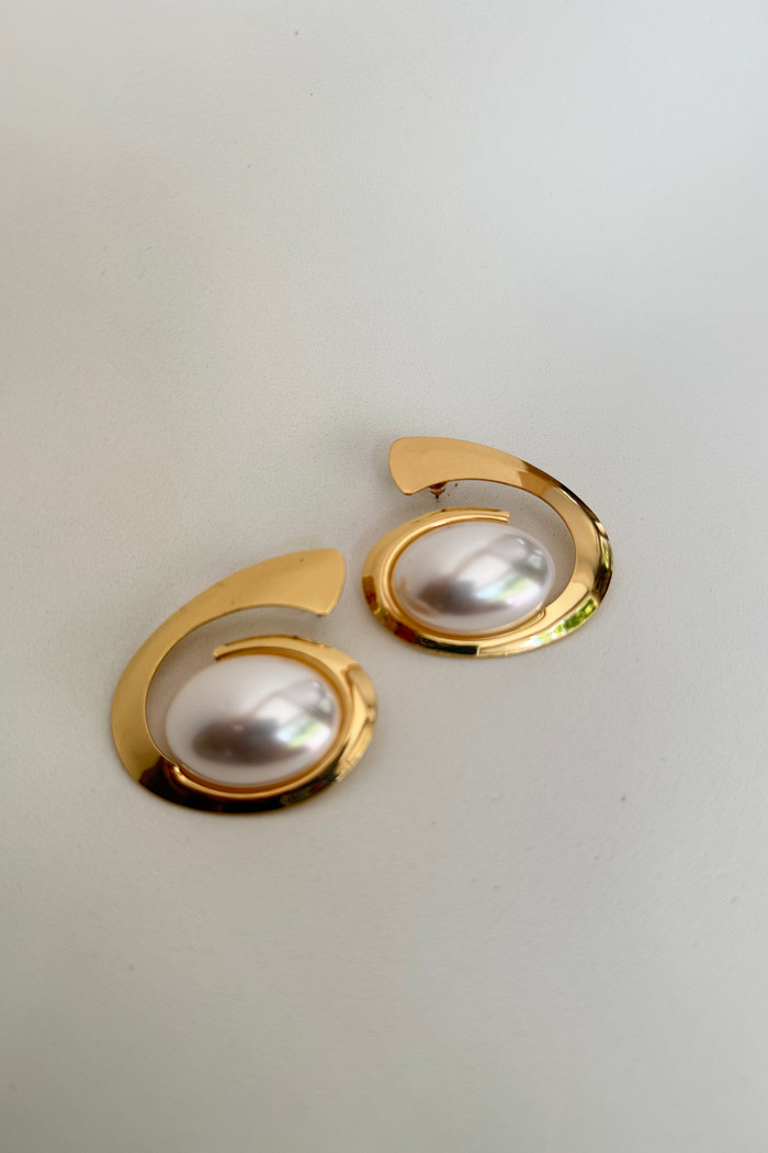 Brinco curva dourada com pérola