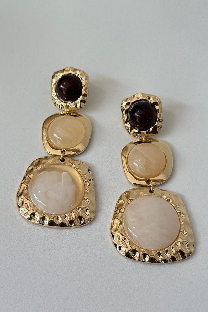 Brinco dourado com 3 pedras