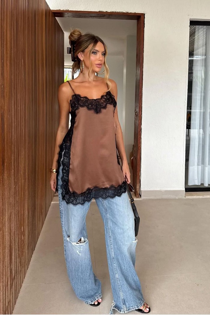Regata cetim com detalhe em renda marrom