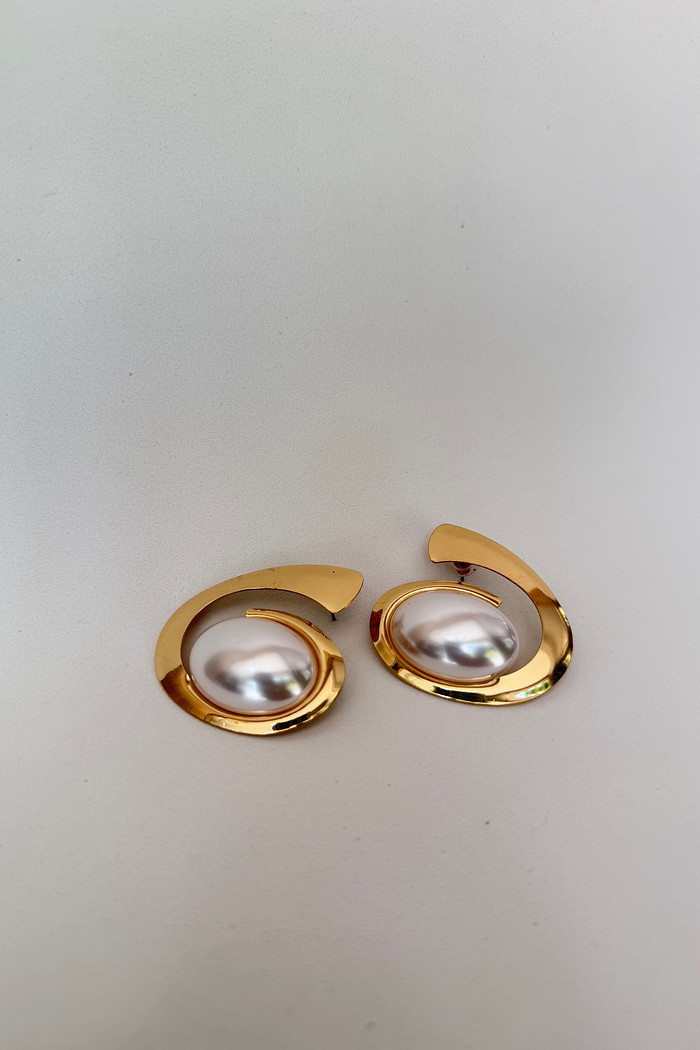 Brinco curva dourada com pérola