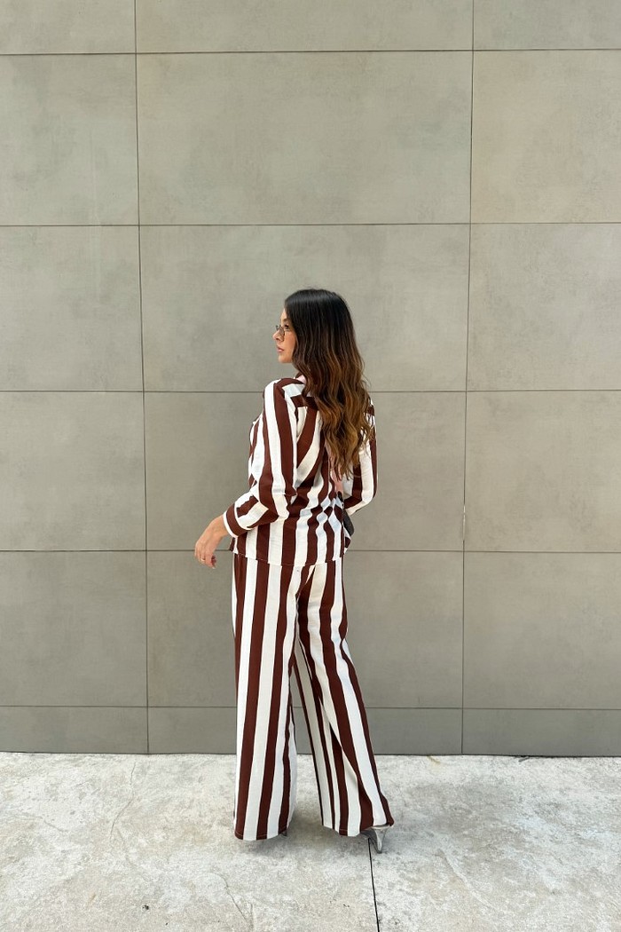 Conjunto camisa e calça listrada marrom