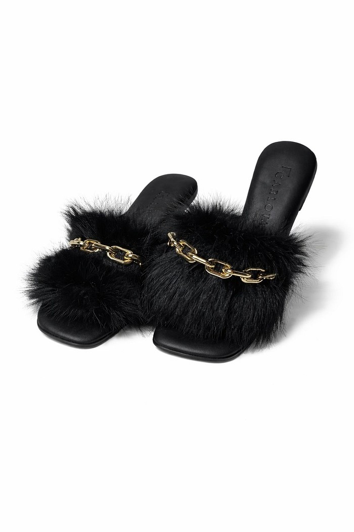 Flat com pelo preta e corrente