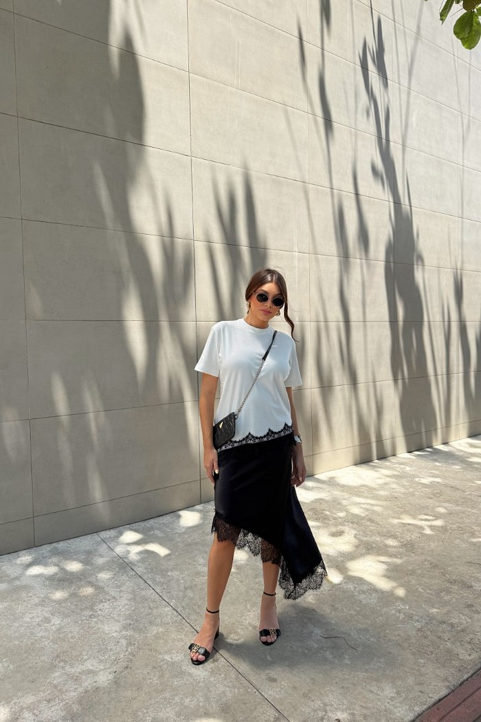 Saia preta de cetim e renda na barra