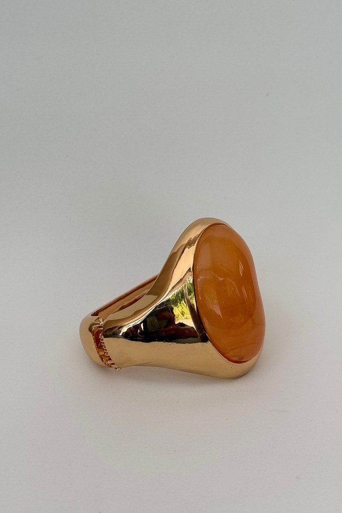 Bracelete dourado com pedra marmorizada salmão