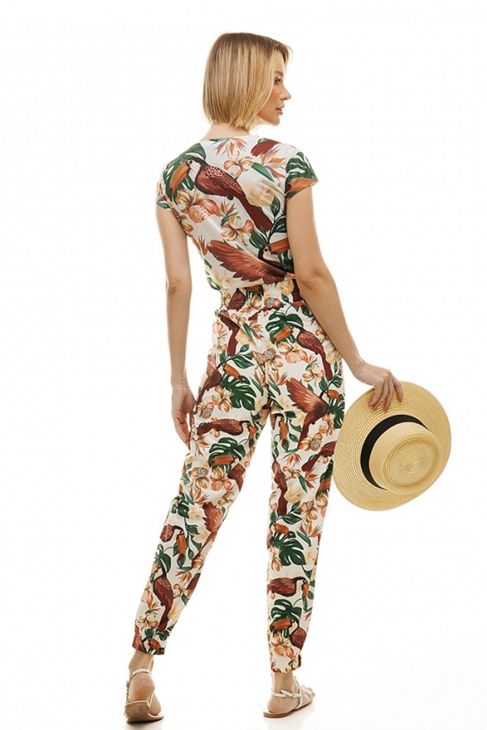 Calça Jogger com Bolso Tucano Marrom Flores e Fundo Off