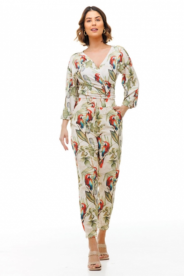 Calça Jogger com Bolso Araras Vermelhas, Folhagens em Fundo Bege