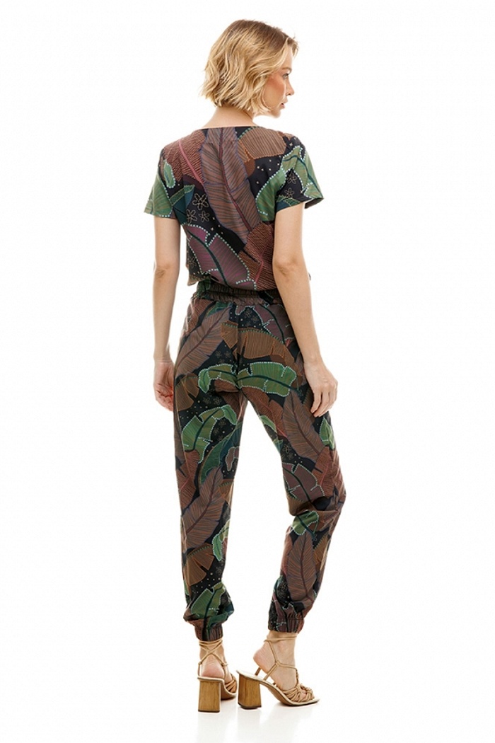 Calça Jogger com Bolso Maxi Onça com Folhas Coloridas e Barrado Fundo Marrom