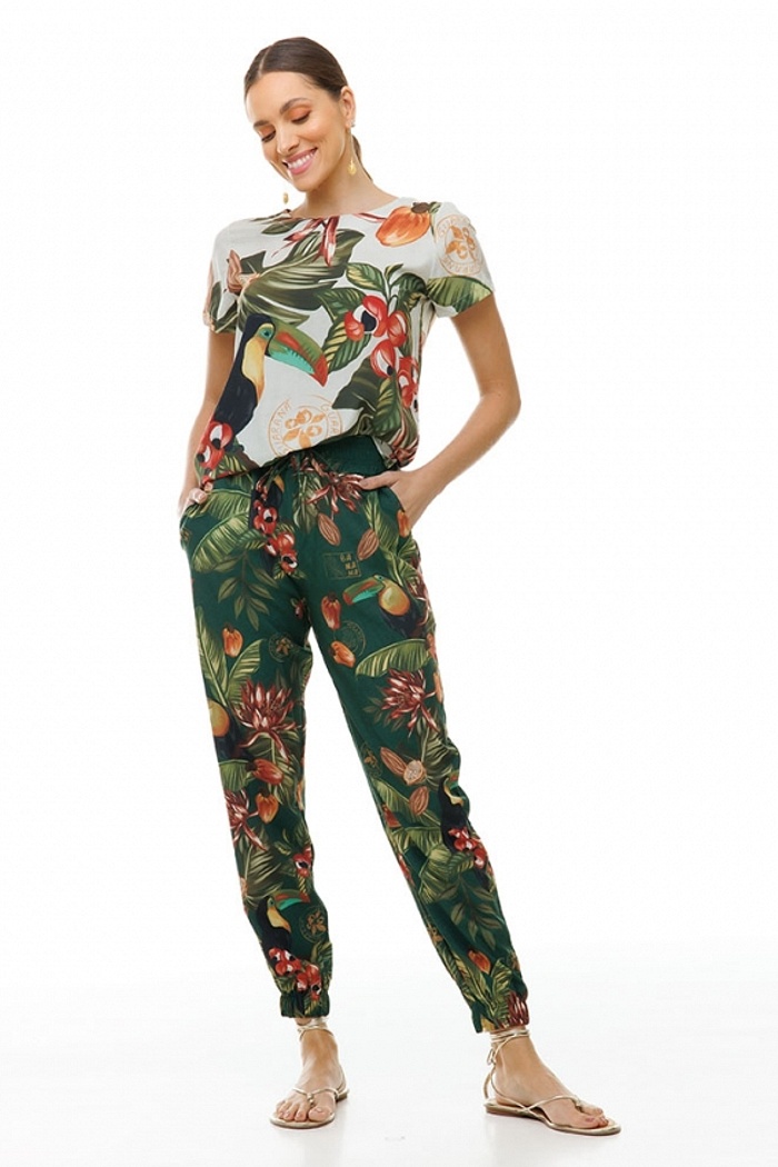 Calça Jogger com Bolso Tucano com Folhas e Guaraná Fundo Verde