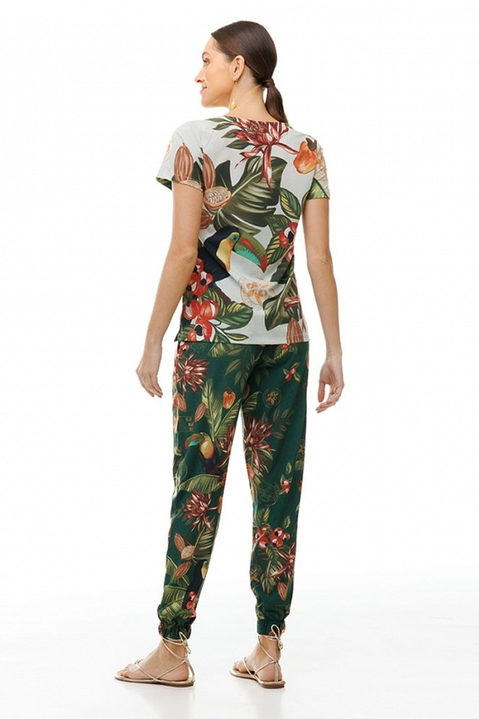 Calça Jogger com Bolso Tucano com Folhas e Guaraná Fundo Verde