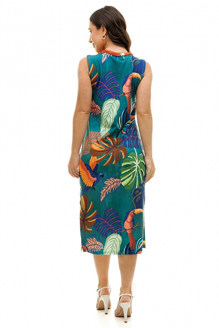 Vestido Estampado Clássico Midi Arara, Tucano e Folhas Coloridas Fundo Turquesa